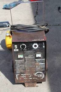 lot 802 image: Solar 500 Battery Charger