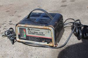 lot 812 image: Schumacher 62 Amp Dual Rate Battery Charger