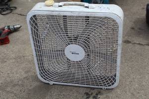 lot 822 image: Hawaiian Breeze 20 Box Fan