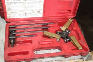 lot 834 image: Mac Tools HDPP9750 Universal GMChrysler Harmonic Damper Pulley Puller