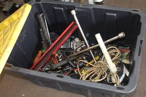 lot 860 image: Lot of (1 Bin) Misc. Hand Tools