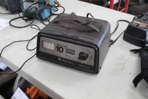 lot 872 image: Schumacher SE-1012D Deep Cycle 10 Amp Battery Charger