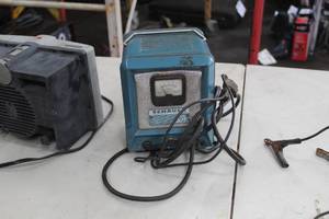 lot 873 image: Schauer B3612 Battery Charger