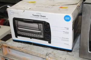 lot 877 image: Mainstay 4-Slice Toaster Oven (In Box)