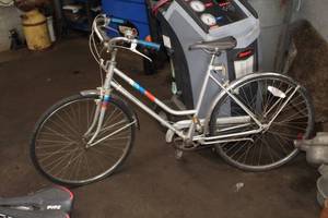lot 882 image: Columbia 24 Womens Single-speed Street Bike 20 Silver Frame