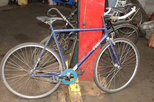 lot 884 image: 25 Mens Single-speed Street Bike 24 Blue Frame