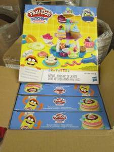 case of 4 playdoh kitchen creations...