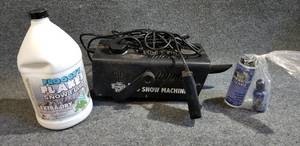 lot 35 image: Froggys Fog 650w Snow Machine