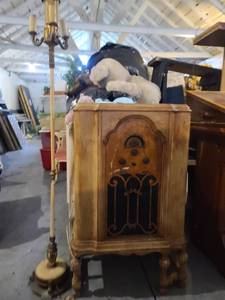 lot 201 image: Antique Radio