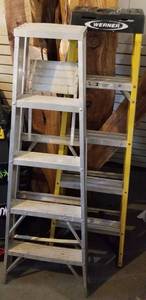 lot 187 image: (2) 5 Ladders