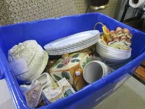 (RMT) Tote Full of Assorted Vintage...