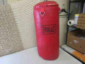 (D-4) Everlast Puching Bag 32 Tall...