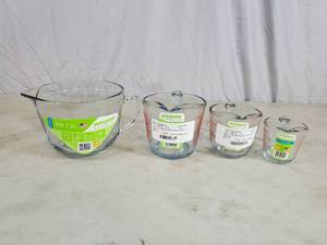 4 New Glass Measuring Cups
