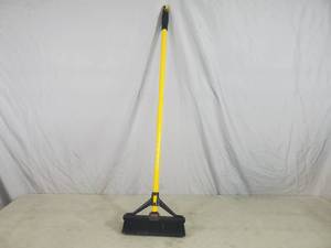 New Rubbermaid Maximizer Brush with Squegee