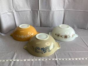 3 Large Pyrex Bowls in Excellent Condition