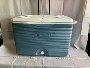 Large Rubbermain Cooler with Wheels