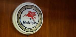 lot 45 image: Mobilgas Neon Clock