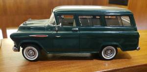 lot 62 image: Danbury Mint 1957 Chevrolet Suburban