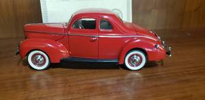 lot 75 image: 1940 Ford Deluxe Danbury Mint