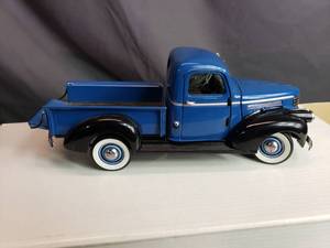 lot 99 image: 1941 Chevrolet Pickup Danbury Mint