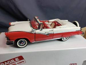 lot 118 image: 1956 Ford Sunliner Danbury Mint