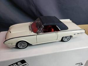 lot 125 image: 1962 Ford Thunderbird Sports Roadster Convertible Danbury Mint