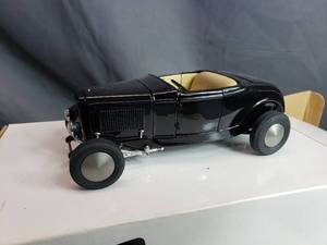 lot 128 image: 1932 Ford Deuce Highboy Danbury Mint