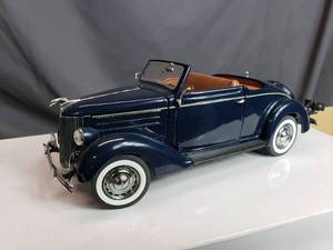lot 154 image: 1936 Ford Deluxe Cabriolet Danbury Mint