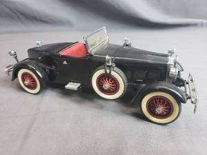 lot 207 image: 1927 Stutz Black Hawk Danbury Mint
