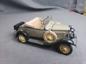 lot 211 image: 1931 Ford Model A Deluxe Roadster Danbury Mint