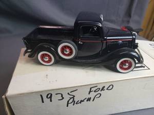 lot 220 image: 1935 Ford Pickup Danbury Mint