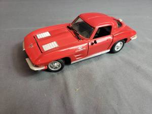 lot 232 image: Corvette Stinray 124 by Revell