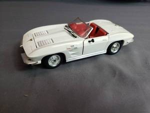 lot 237 image: Corvette Stinray 124 by Revell
