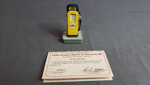 lot 256 image: 1946 Sunoco Martin & Schwartz 80 Replica Pump Danbury Mint