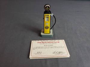 lot 257 image: 1939 Signal Tokheim Cut 39 Replica Pump Danbury Mint