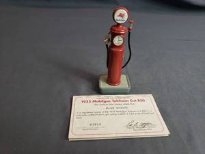 lot 258 image: 1935 Mobilgas Tokheim Cut 850 Replica Pump Danbury Mint