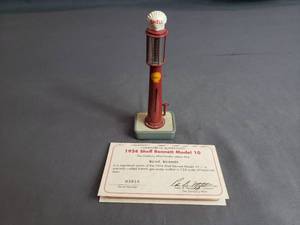 lot 260 image: 1924 Shell Bennett Model 10 Replica Pump Danbury Mint