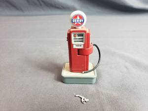 lot 266 image: 1951 Derby Wayne 100 Replica Pump Danbury Mint