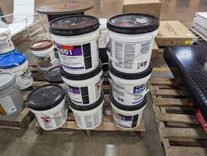 lot 323 image: Pallet of 5-gallon products.