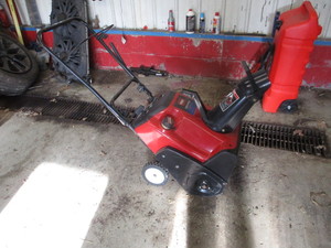 lot 128 image: Toro Snowblower