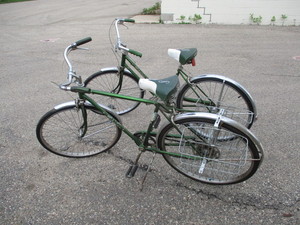 lot 138 image: His & Hers Schwinn Bikes Breeze Collegiate