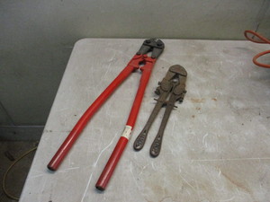 lot 32 image: 2 bolt cutters