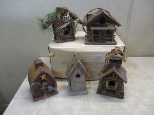 lot 47 image: 5 Unique Decorative Bird Houses