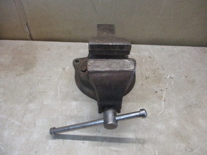 lot 106 image: Heavy duty vise