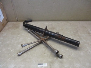 lot 114 image: Trailer jack and 2 4-ways