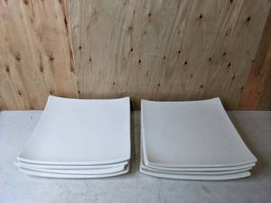 lot 429 image: Beautiful Set of (8) Square Plates, White