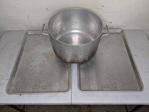 lot 423 image: Update International ALP-14 14 Qt Aluminum Sauce Pot and Nordic Ware Baking Pans