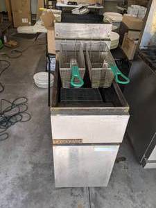 lot 352 image: Grindmaster-Cecilware FMP40BSS Floor Model 40-Pound Natural Gas Fryer