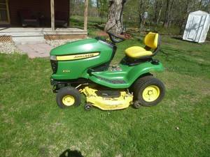 John Deere X324 Lawn Tractor