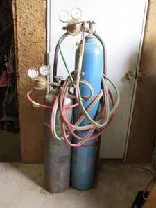 lot 11 image: Set of welding,&nbspoxygen and acetylene tanks&nbspwith Victor gauges and Torch Equipment.